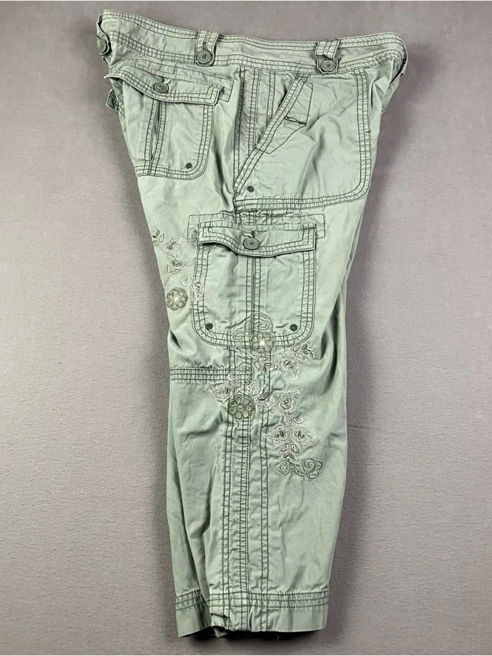 Y2K Aeropostale Women’s Cargo Capri Pants Size 11/12? Green Embroidered Flowers - Picture 3 of 14
